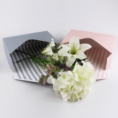 A caixa de presente de empacotamento cinzenta do ramalhete do florista envolve as caixas de papel