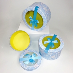 Caixa de papel redonda azul romântico conjunto com laço e tampa