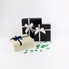 Caixa de presente quadrada luxuosa do cartão com laço para datar