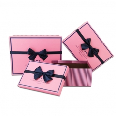Caixa de presente de doces personalizados com fita para ocasiões de casamento