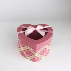 caixa de papelão em forma de coração rosa com arco para casamento