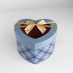 caixa de papel em forma de coração artesanal gird com janela de pvc e arco