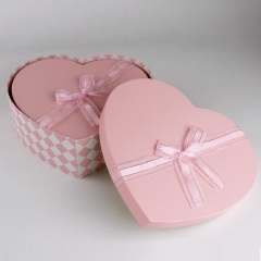 caixa de papelão em forma de coração simples para aniversário